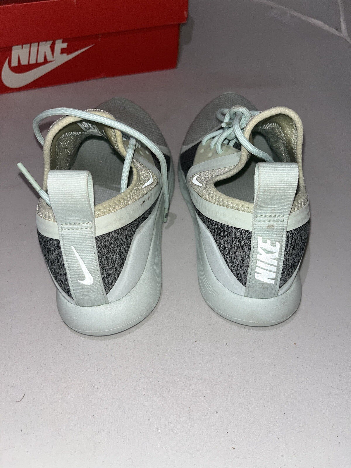 W Nike Lunarcharge Essential Size 3.5 923620-301