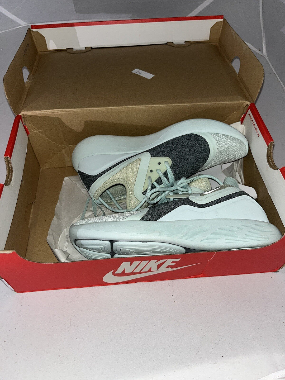 W Nike Lunarcharge Essential Size 3.5 923620-301