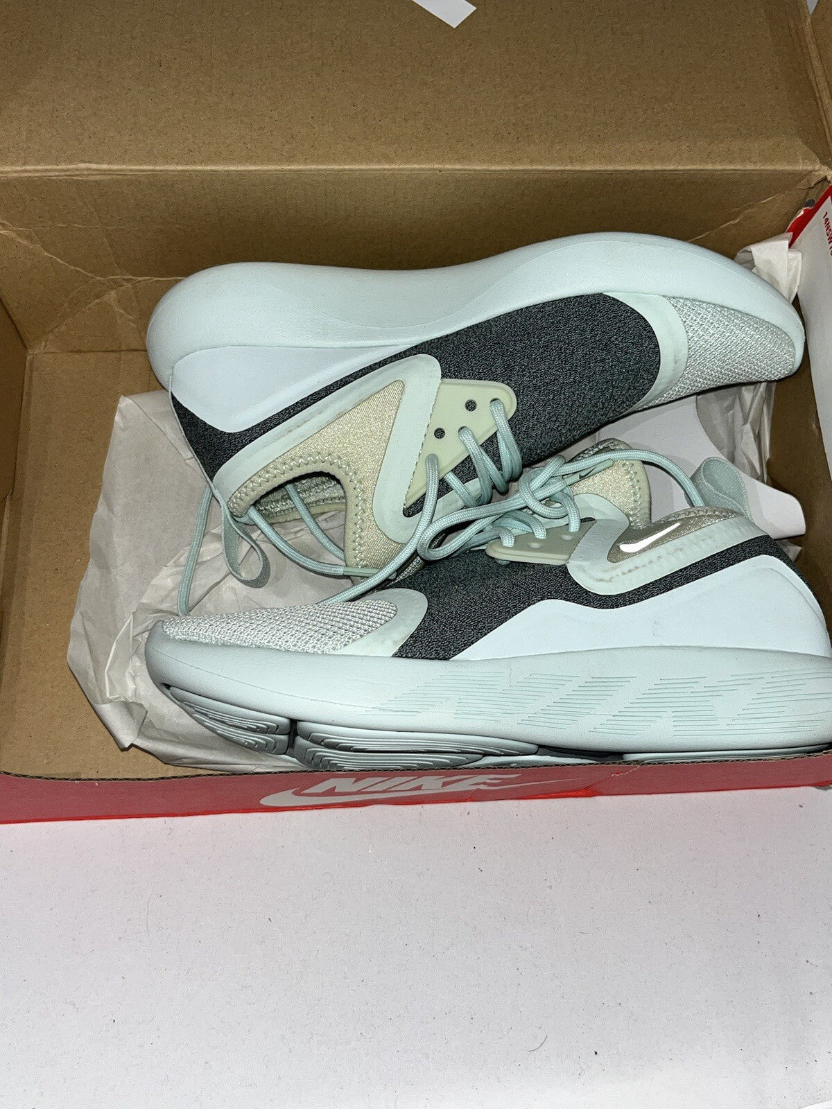 W Nike Lunarcharge Essential Size 3.5 923620-301