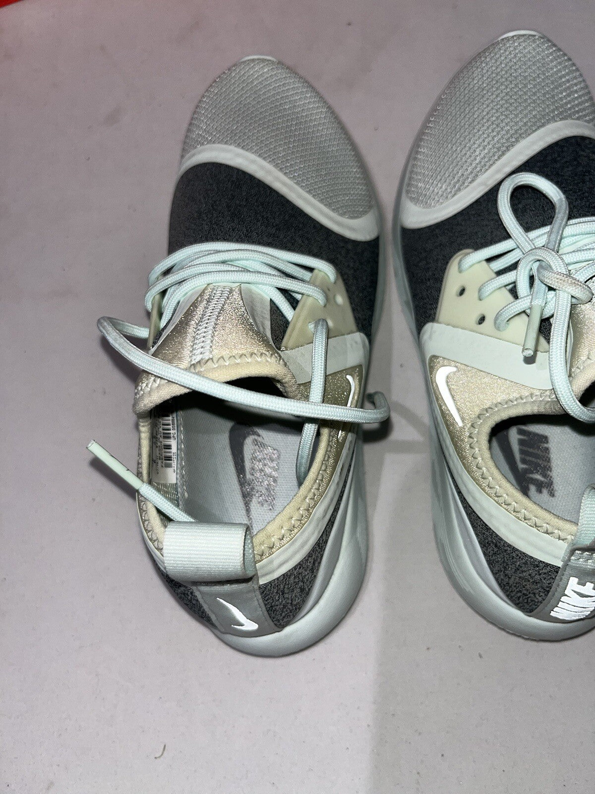 W Nike Lunarcharge Essential Size 3.5 923620-301