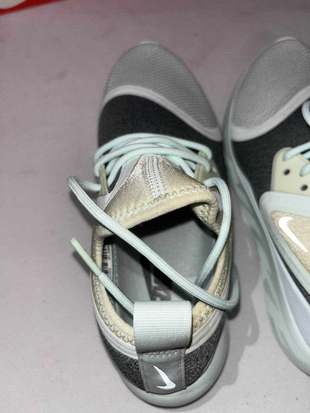 W Nike Lunarcharge Essential Size 3.5 923620-301