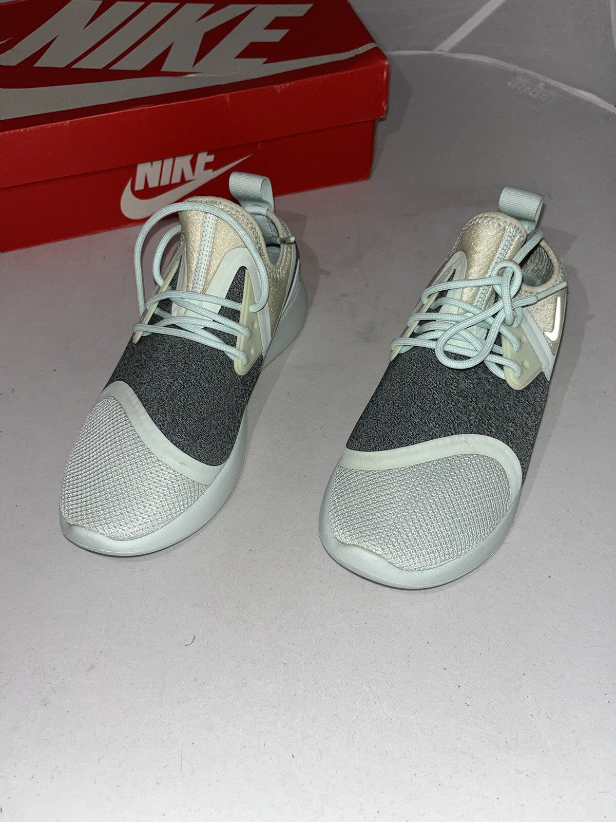 W Nike Lunarcharge Essential Size 3.5 923620-301