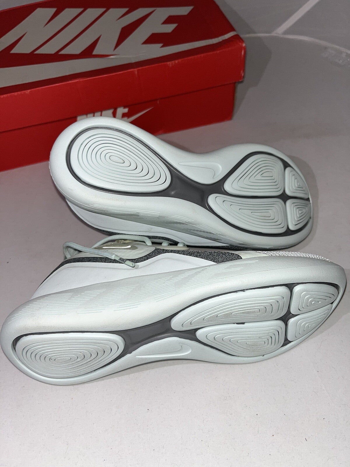 W Nike Lunarcharge Essential Size 3.5 923620-301